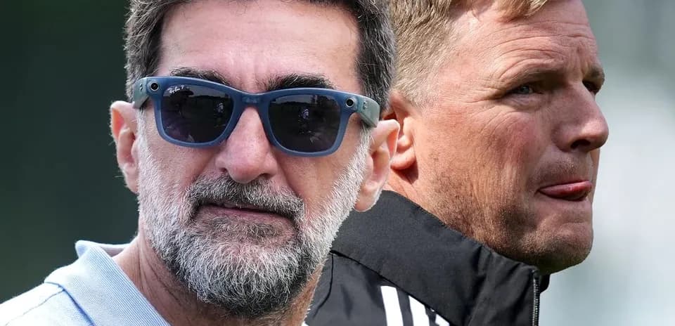 Dos entrenadores observando durante sesión de entrenamiento