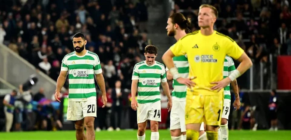 Jugadores de Celtic FC caminando cabizbajos tras el partido