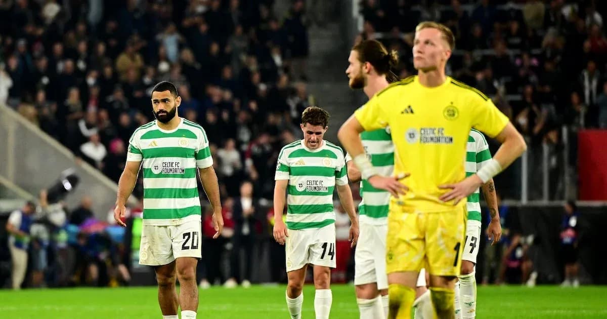 Jugadores de Celtic FC caminando cabizbajos tras el partido