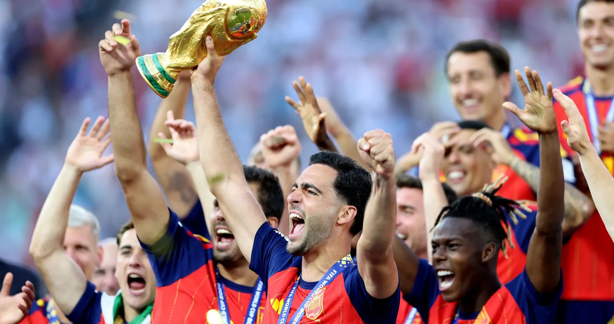 Jugadores de España celebrando con el trofeo de la Copa Mundial