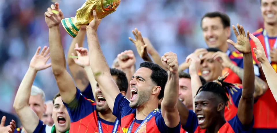 Jugadores de España celebrando con el trofeo de la Copa Mundial
