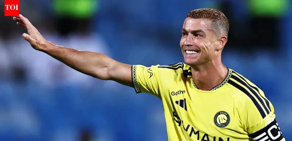 Jugador saludando con camiseta amarilla de equipo