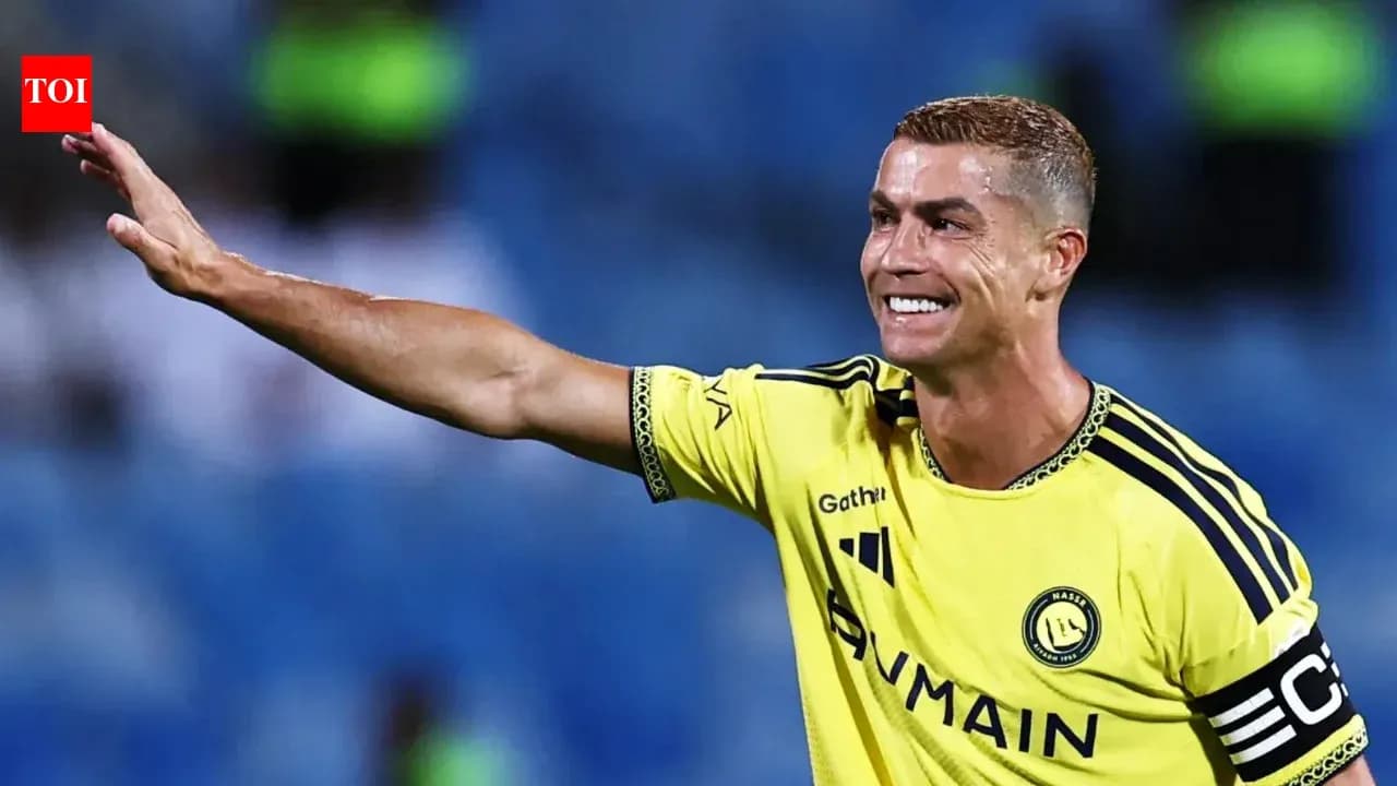 Jugador saludando con camiseta amarilla de equipo