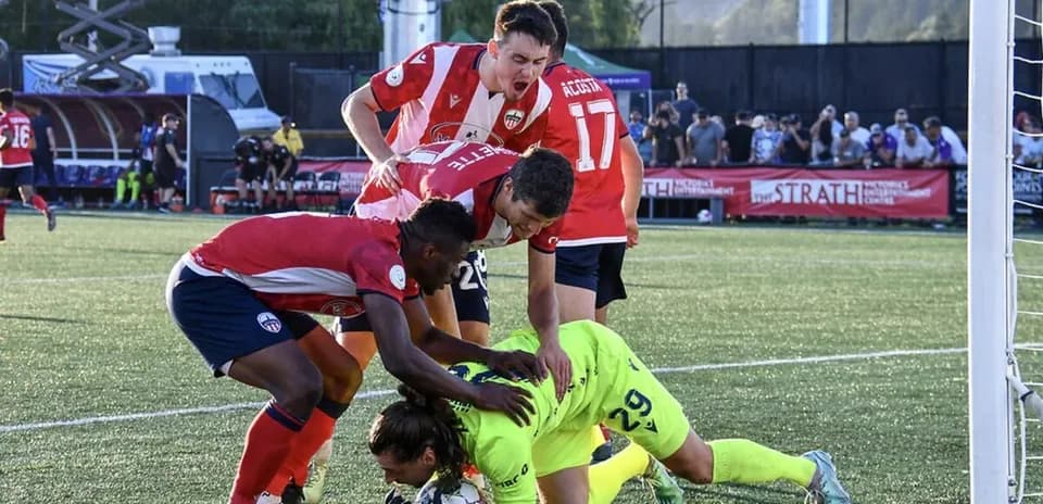 Jugadores luchando por el balón en el área