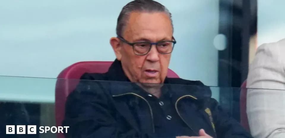 Hombre sentado en un palco de estadio