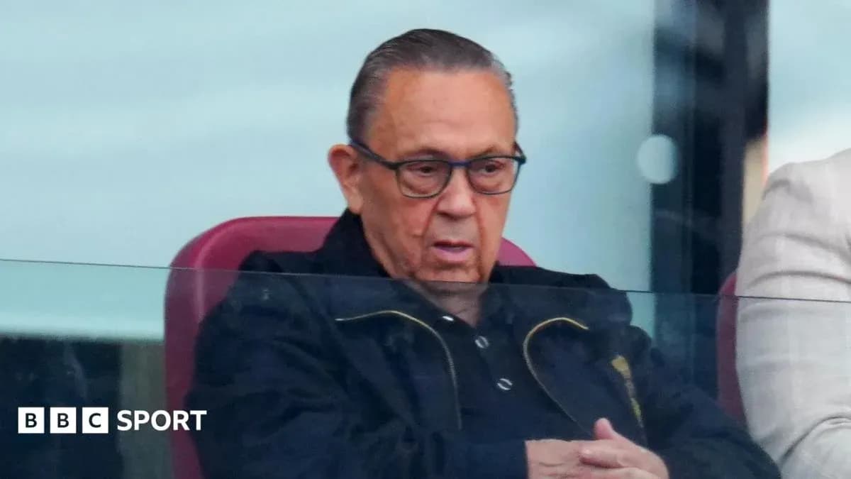 Hombre sentado en un palco de estadio