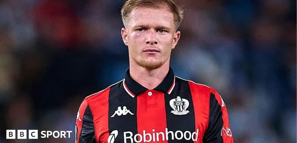 Jugador de Newcastle United en uniforme durante partido