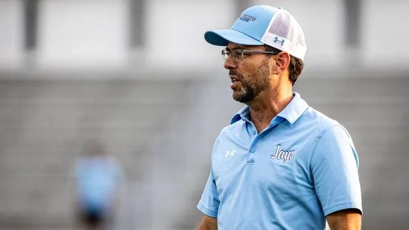 Entrenador hablando durante la práctica en el campo