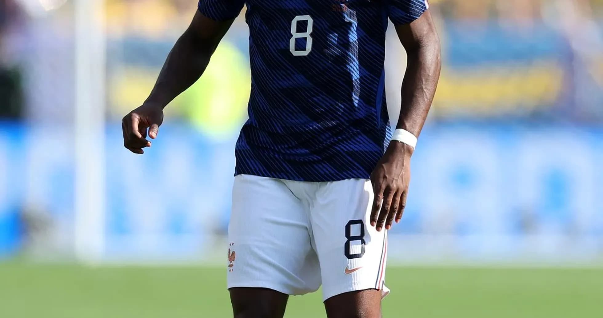 Jugador de Francia en acción con balón en campo