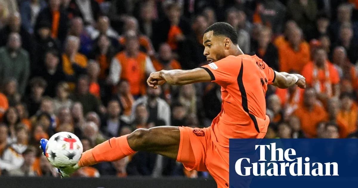 Jugador chutando el balón en un partido de fútbol