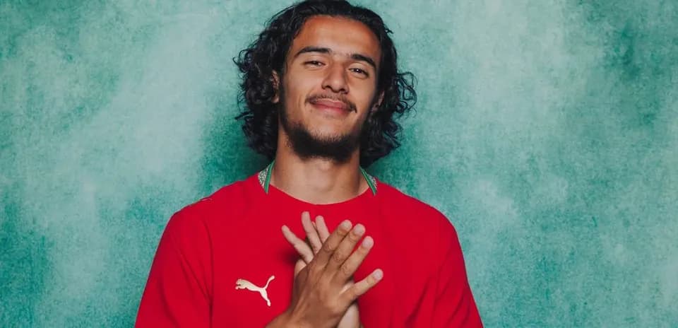 Jugador con camiseta roja posando para la foto