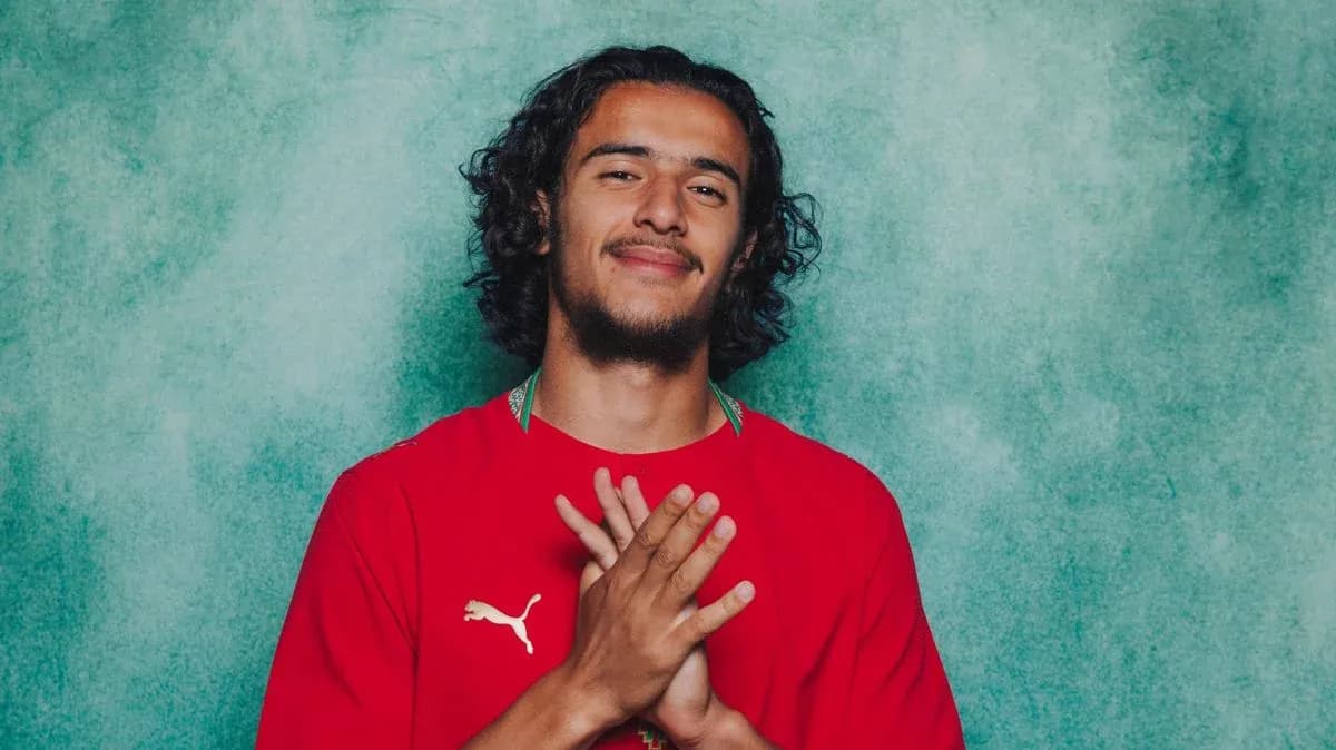 Jugador con camiseta roja posando para la foto