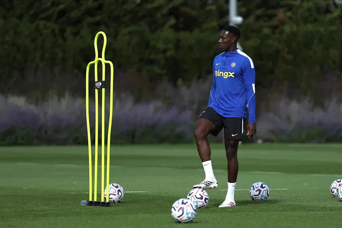 Jugador entrenando junto a conos de práctica