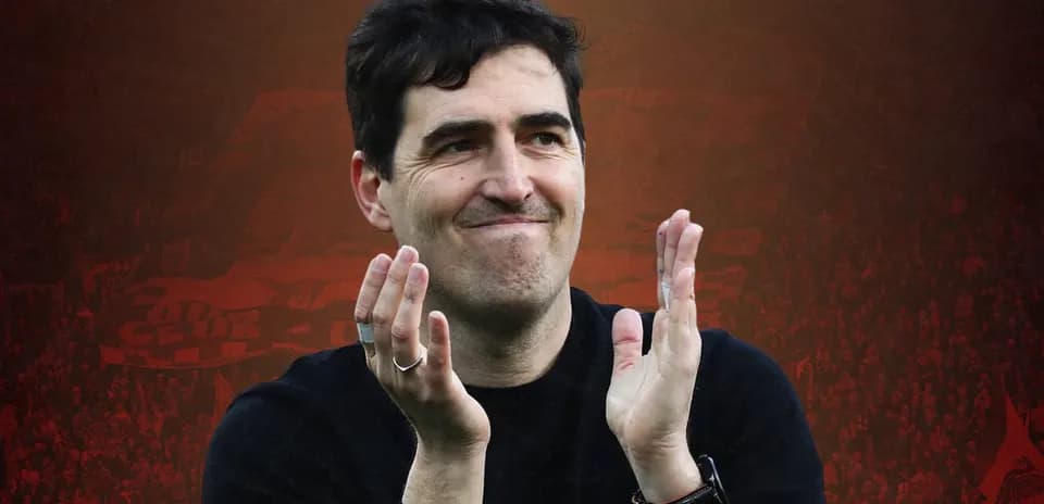 Entrenador aplaudiendo tras el partido