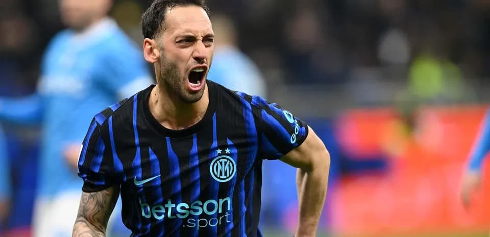 Hakan Çalhanoğlu celebra un gol de Inter