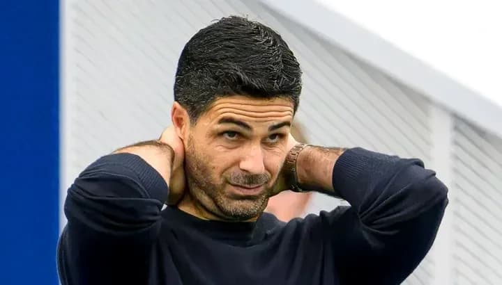 Entrenador ajustando su ropa antes del partido
