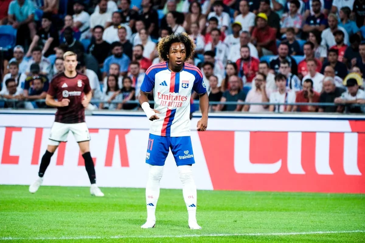 Jugador de Olympique de Lyon en acción durante el partido