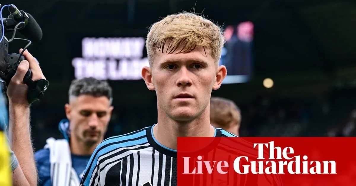 Jugador con camiseta a rayas en el túnel