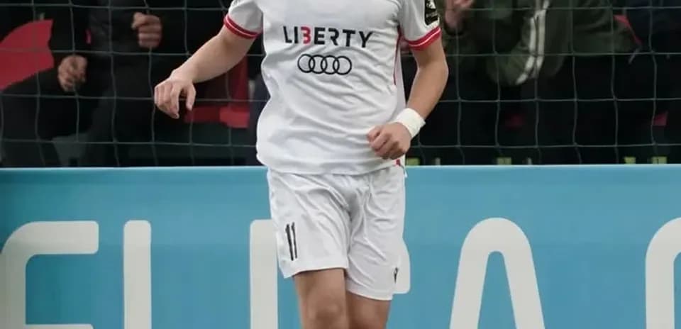 Jugador con balón en el campo durante un partido