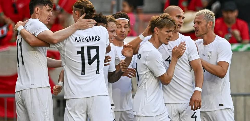 Jugadores celebrando un gol en partido de fútbol