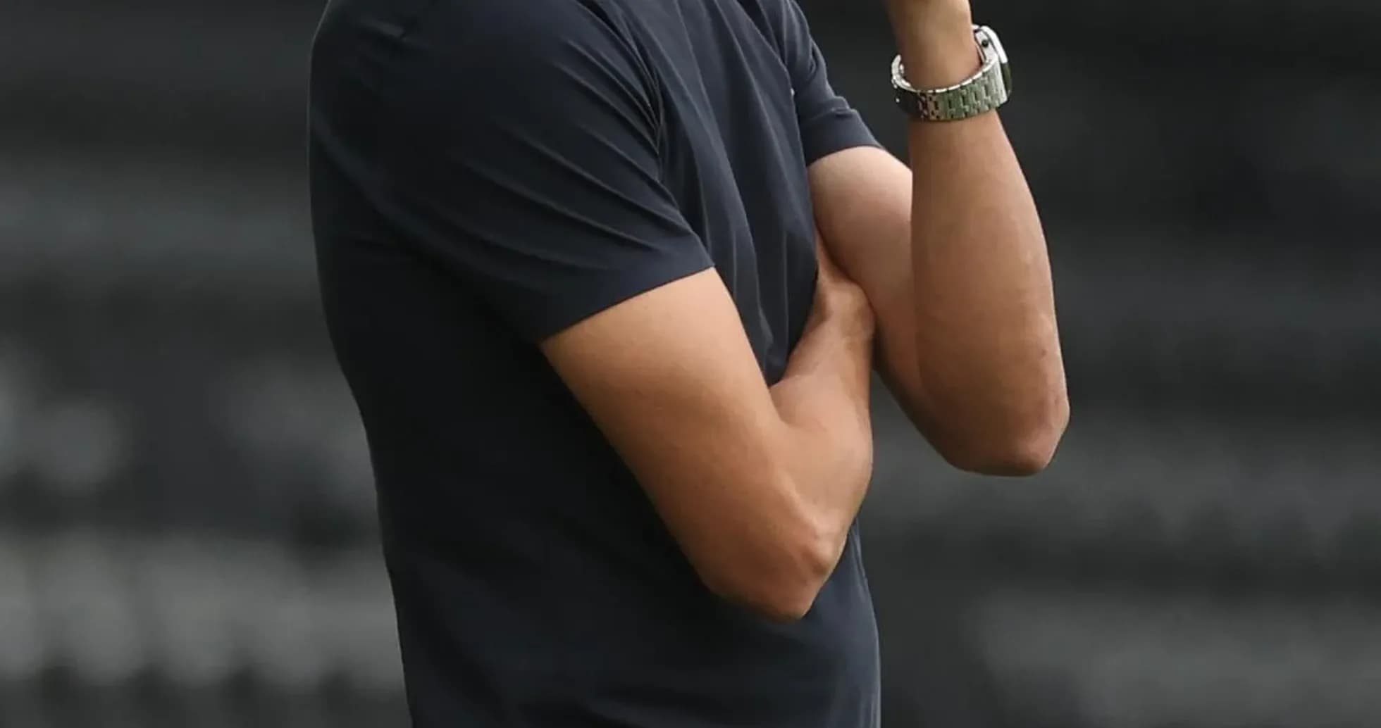 Entrenador observando el partido desde la línea lateral
