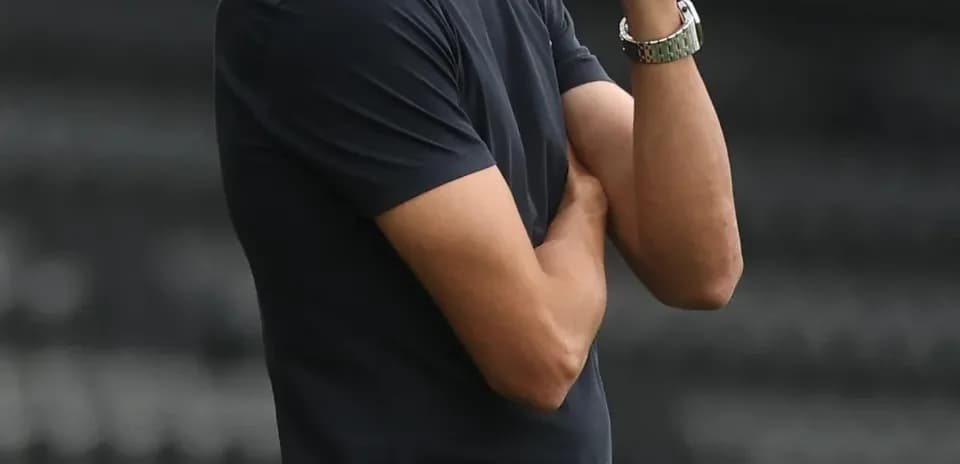 Entrenador observando el partido desde la línea lateral
