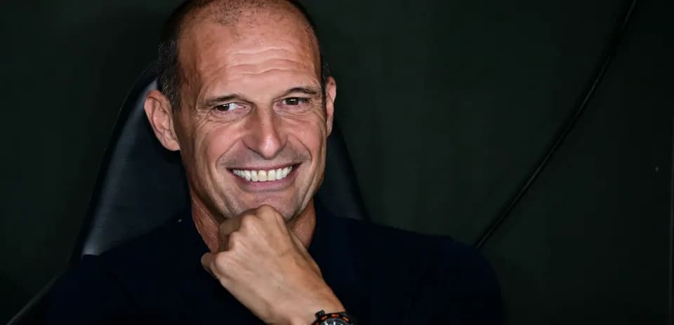 Entrenador sonriente en una conferencia de prensa