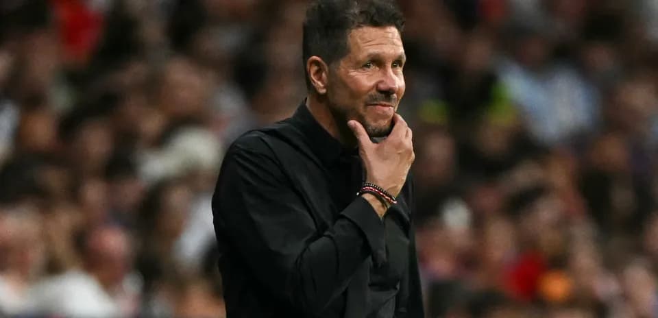 Entrenador pensativo durante el partido en el banquillo