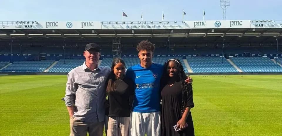 Jugador posando con su familia en el estadio