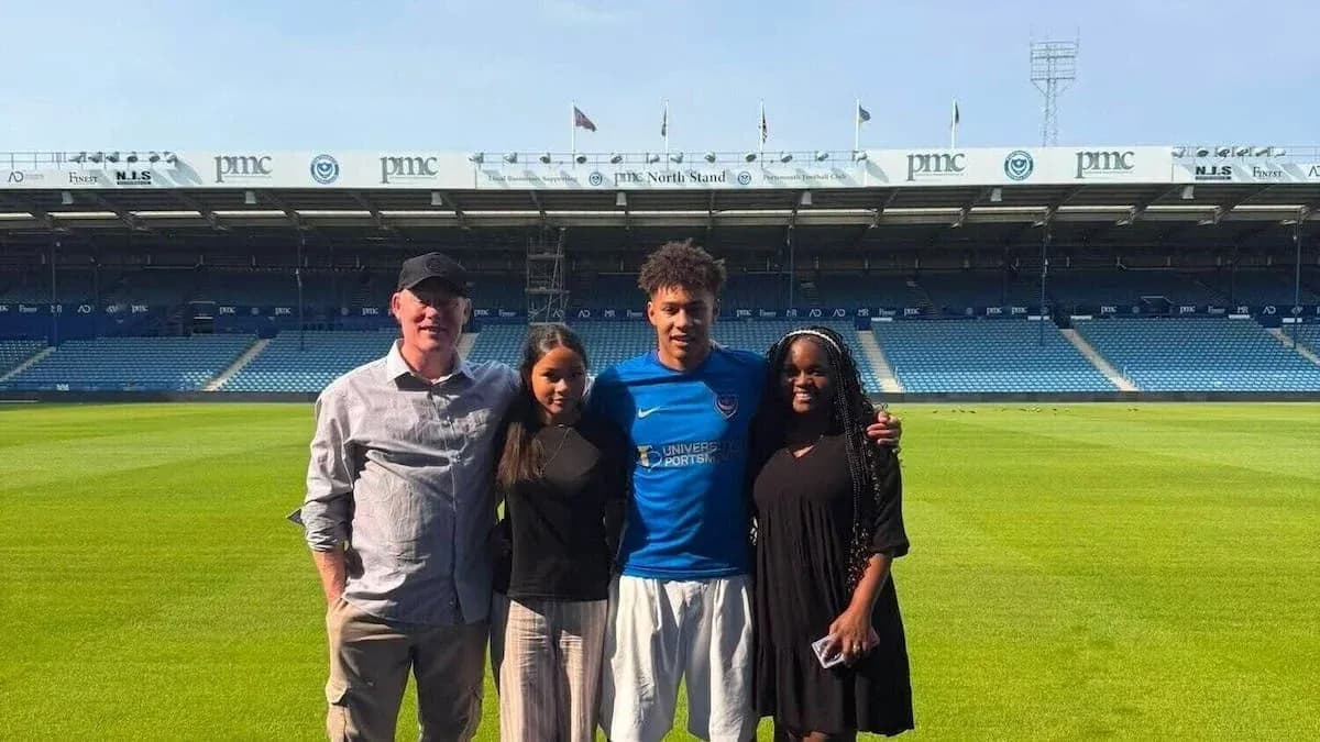Jugador posando con su familia en el estadio