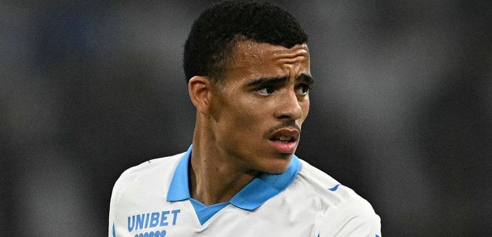 Jugador con camiseta de Olympique de Marsella en acción
