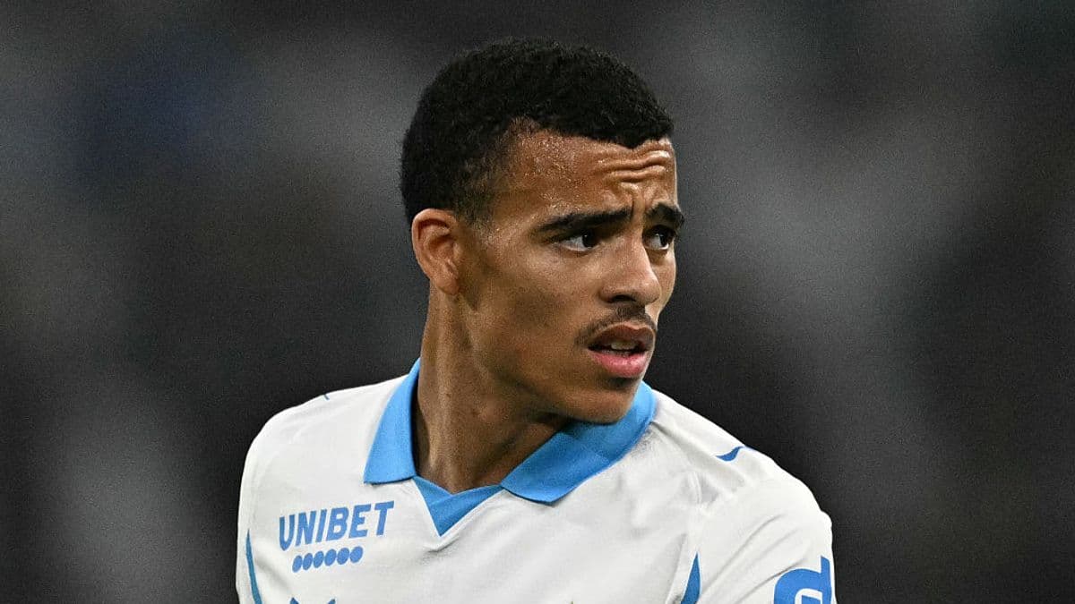 Jugador con camiseta de Olympique de Marsella en acción