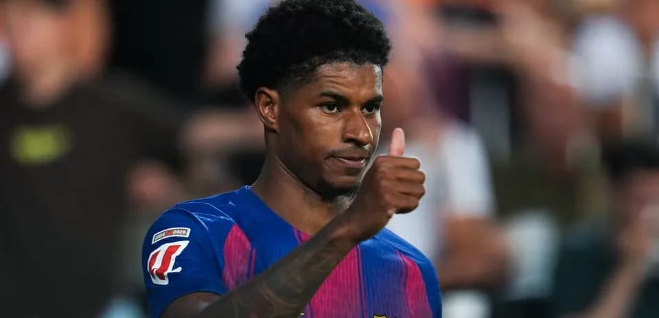 Jugador de Barcelona mostrando pulgar hacia arriba