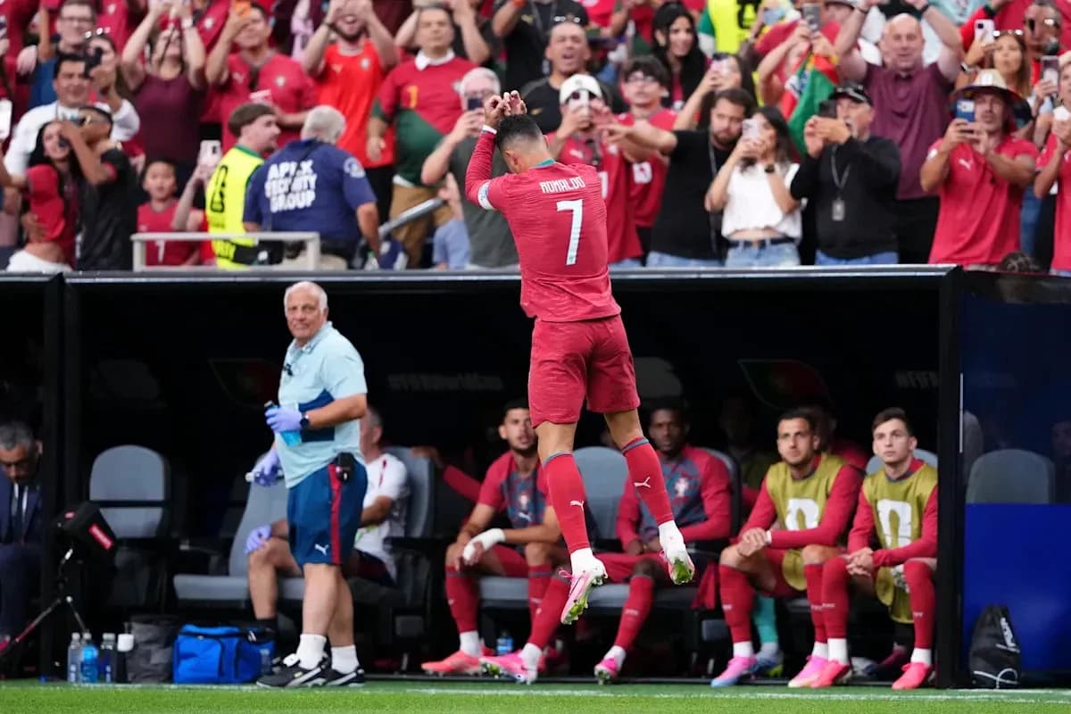 Cristiano Ronaldo celebrando con aficionados en el estadio