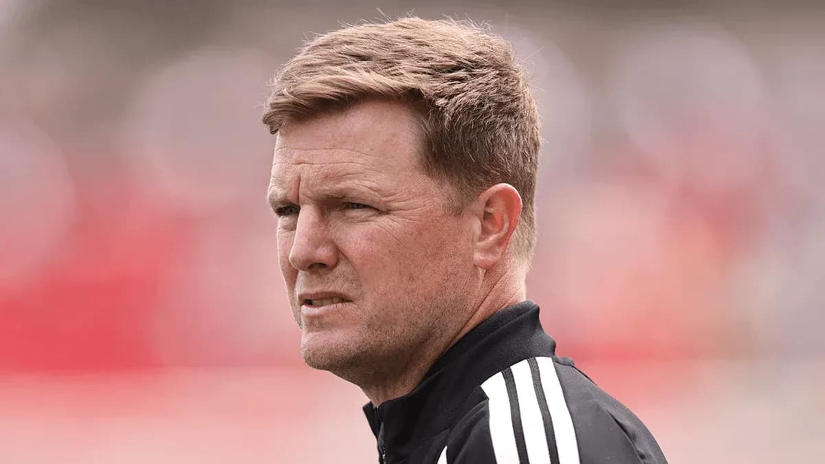 Entrenador observando el partido desde la banda