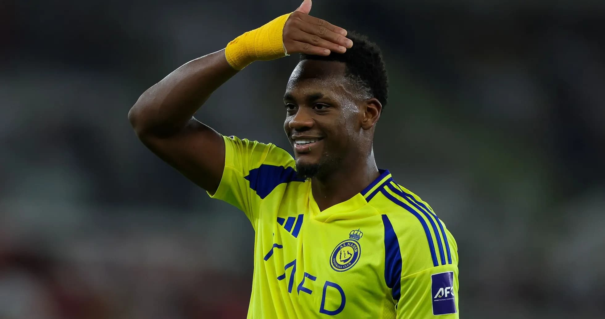 Jugador de Al Nassr saludando durante el partido