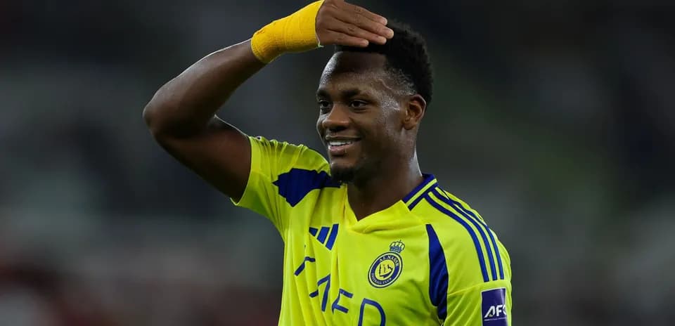 Jugador de Al Nassr saludando durante el partido