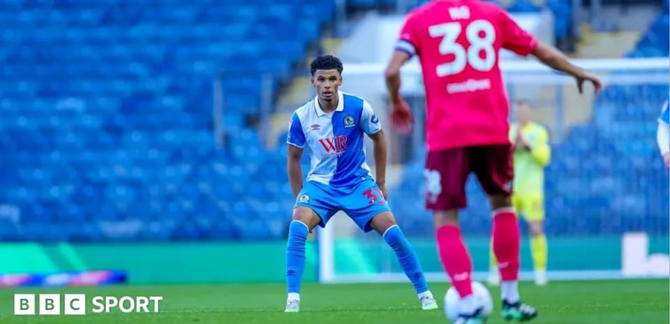 Jugador de Blackburn defendiendo ante oponente en partido