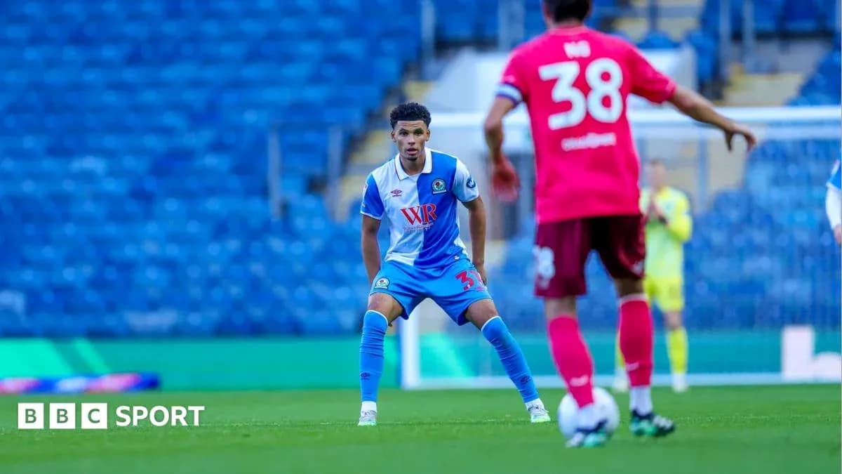 Jugador de Blackburn defendiendo ante oponente en partido
