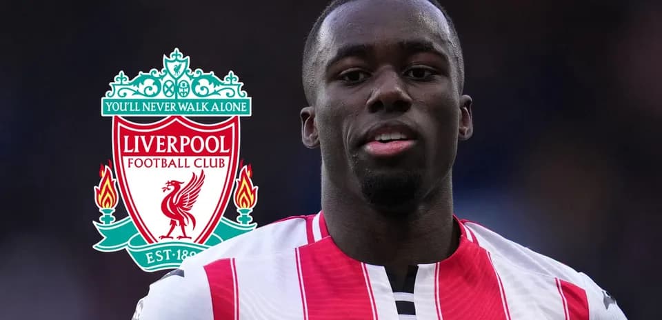 Jugador de Brentford con escudo de Liverpool al fondo