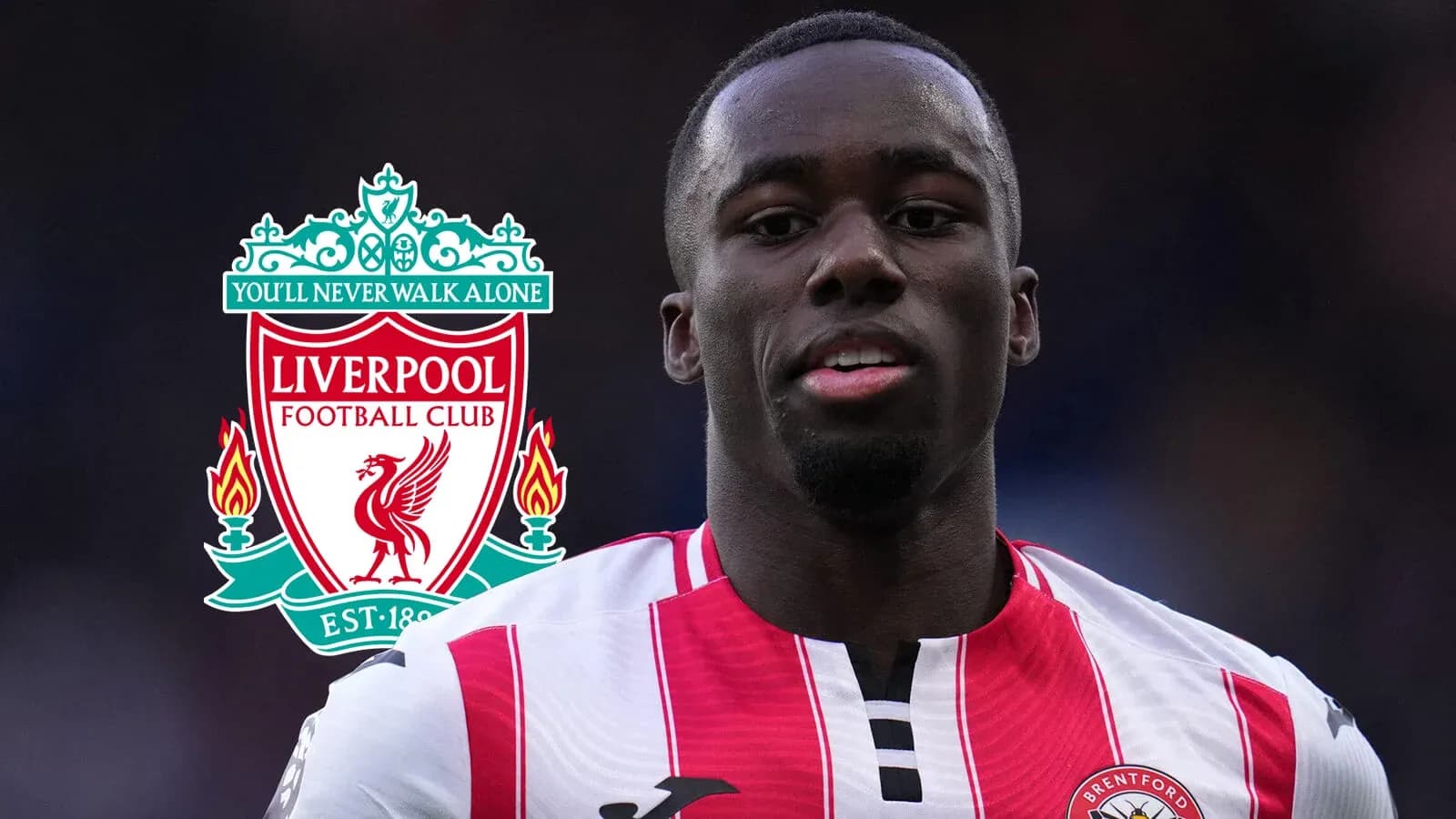 Jugador de Brentford con escudo de Liverpool al fondo
