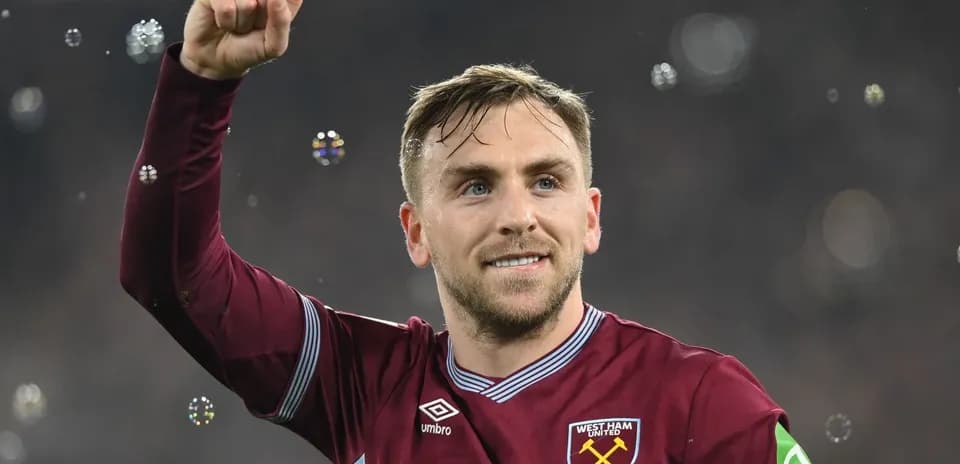Jugador de West Ham celebrando con el puño en alto