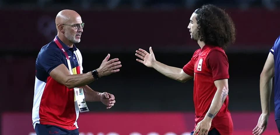 Entrenador saludando a jugador durante partido