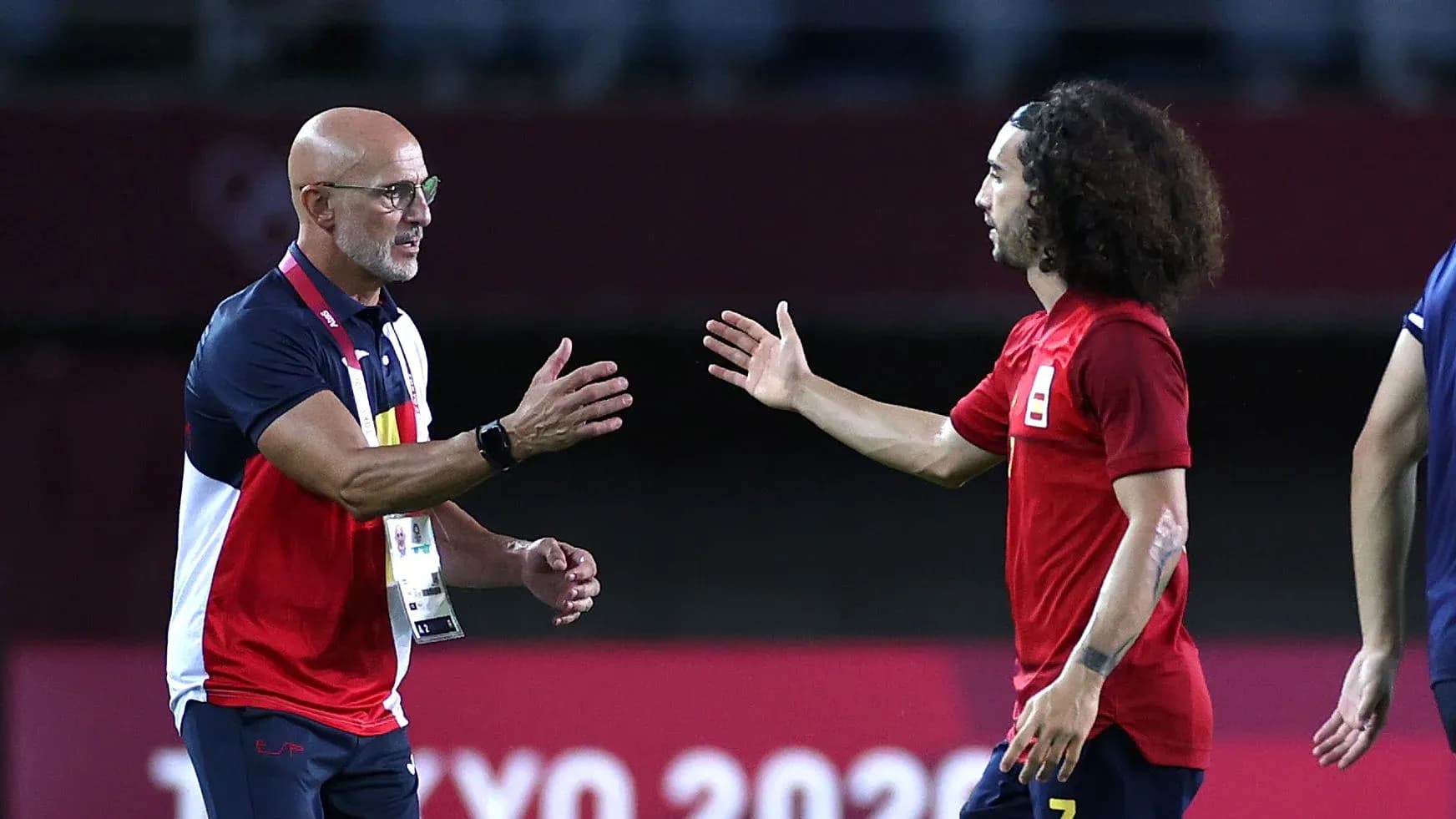 Entrenador saludando a jugador durante partido