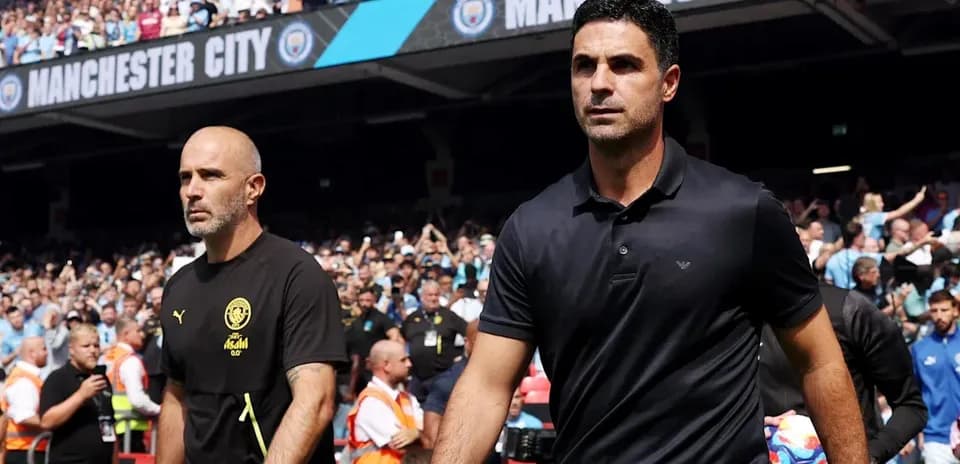 Entrenadores de equipos caminando hacia el campo