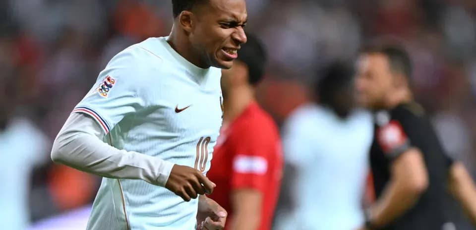 Kylian Mbappé corriendo durante el partido