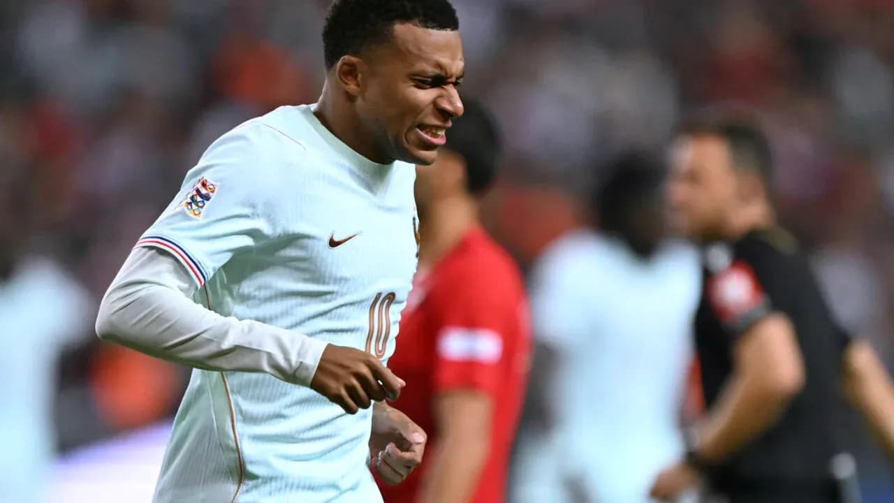 Kylian Mbappé corriendo durante el partido