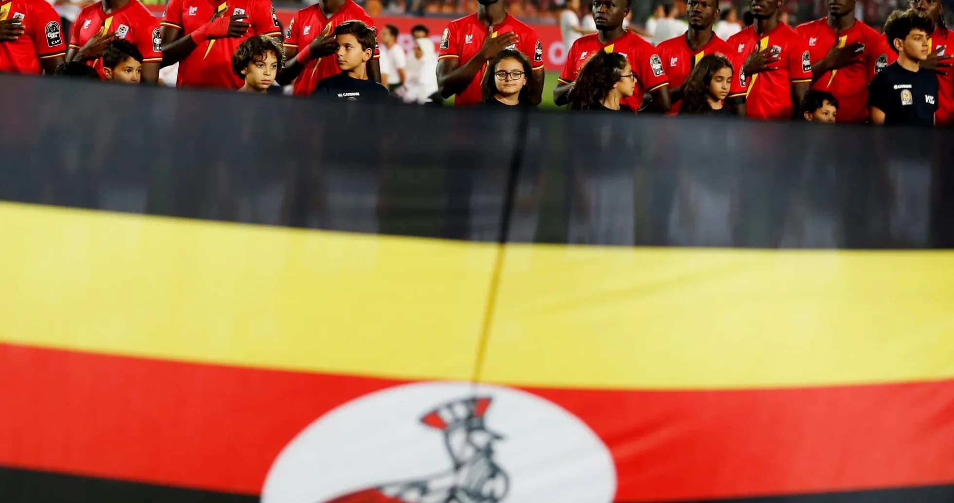 Jugadores de Uganda con la bandera nacional durante ceremonia