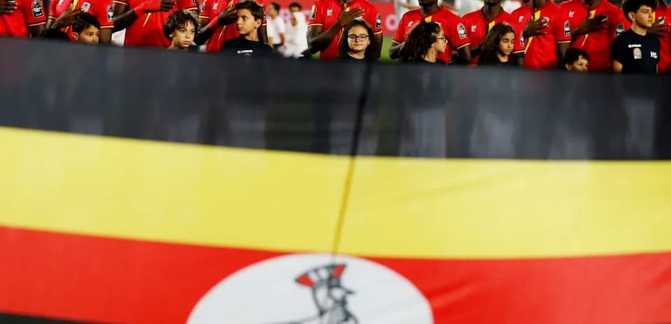 Jugadores de Uganda con la bandera nacional durante ceremonia