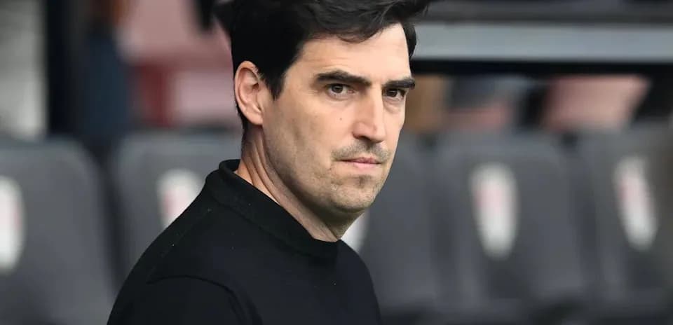 Entrenador observando desde el banquillo durante partido